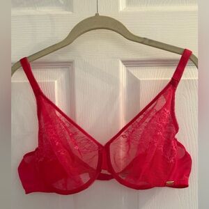 Chic Lace Underwire Bra in Vibrant Red